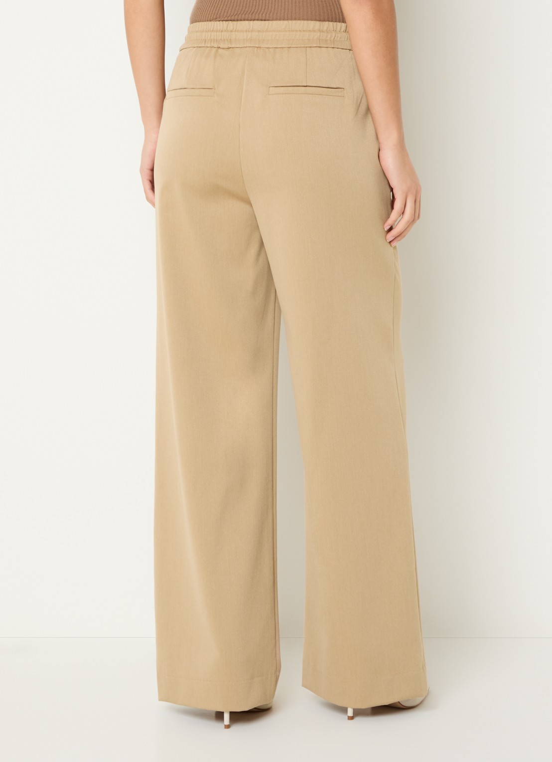 Claudia Sträter Mid waist wide fit chino met steekzakken - achterkant 4 camel