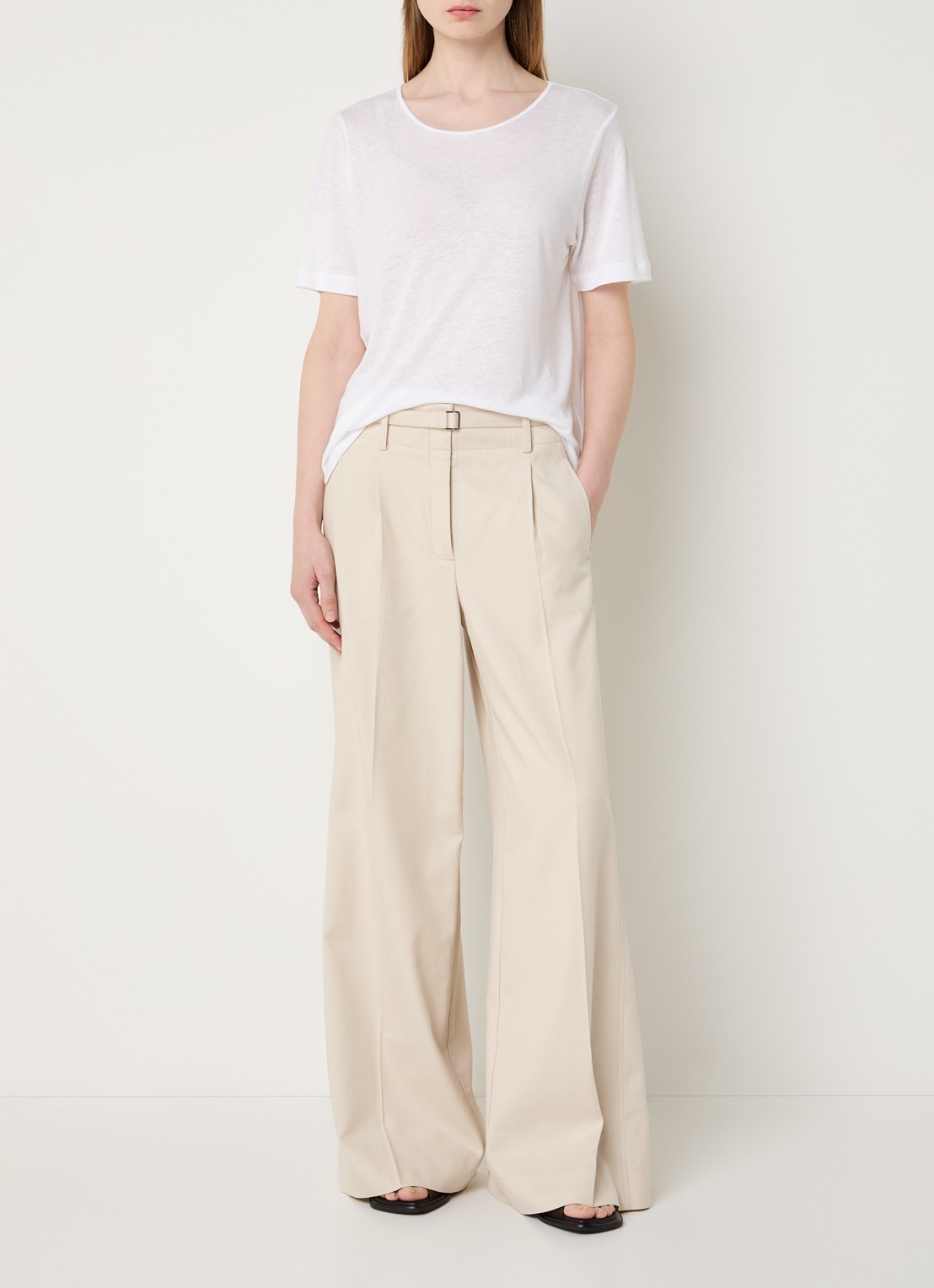 Claudia Sträter Mid waist wide fit pantalon met paspelzakken en persplooi - voorkant 2 creme
