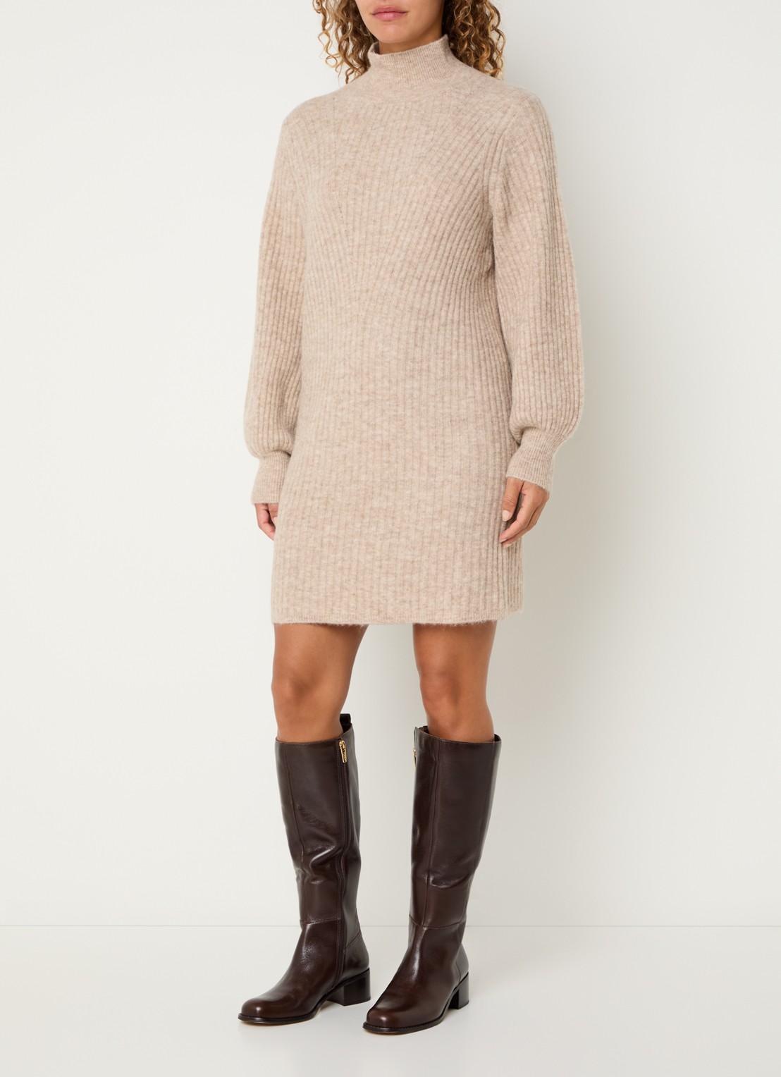 Claudia Sträter Ribgebreide mini jurk in alpaca wolblend - voorkant 3 beige