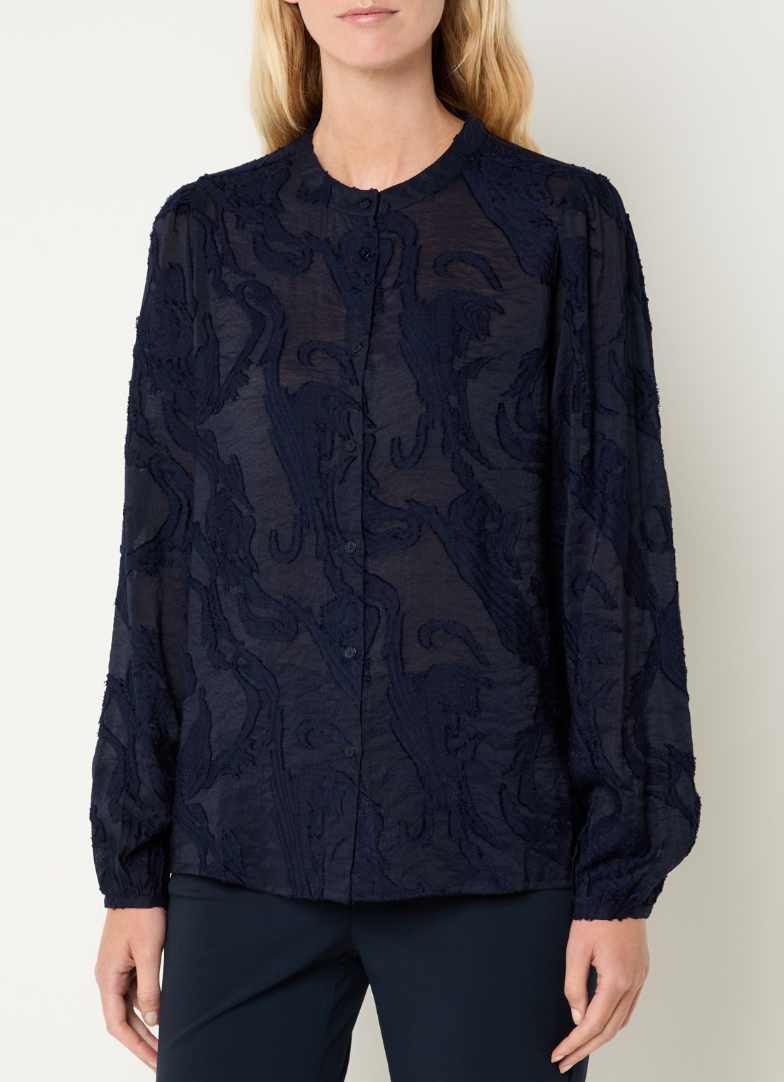 Claudia Sträter Semi-transparante blouse met opstaande kraag - detail donkerblauw