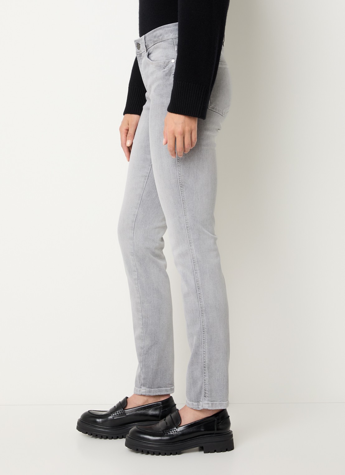 Claudia Sträter Sue mid waist slim fit jeans met gekleurde wassing - detail 2 lichtgrijs