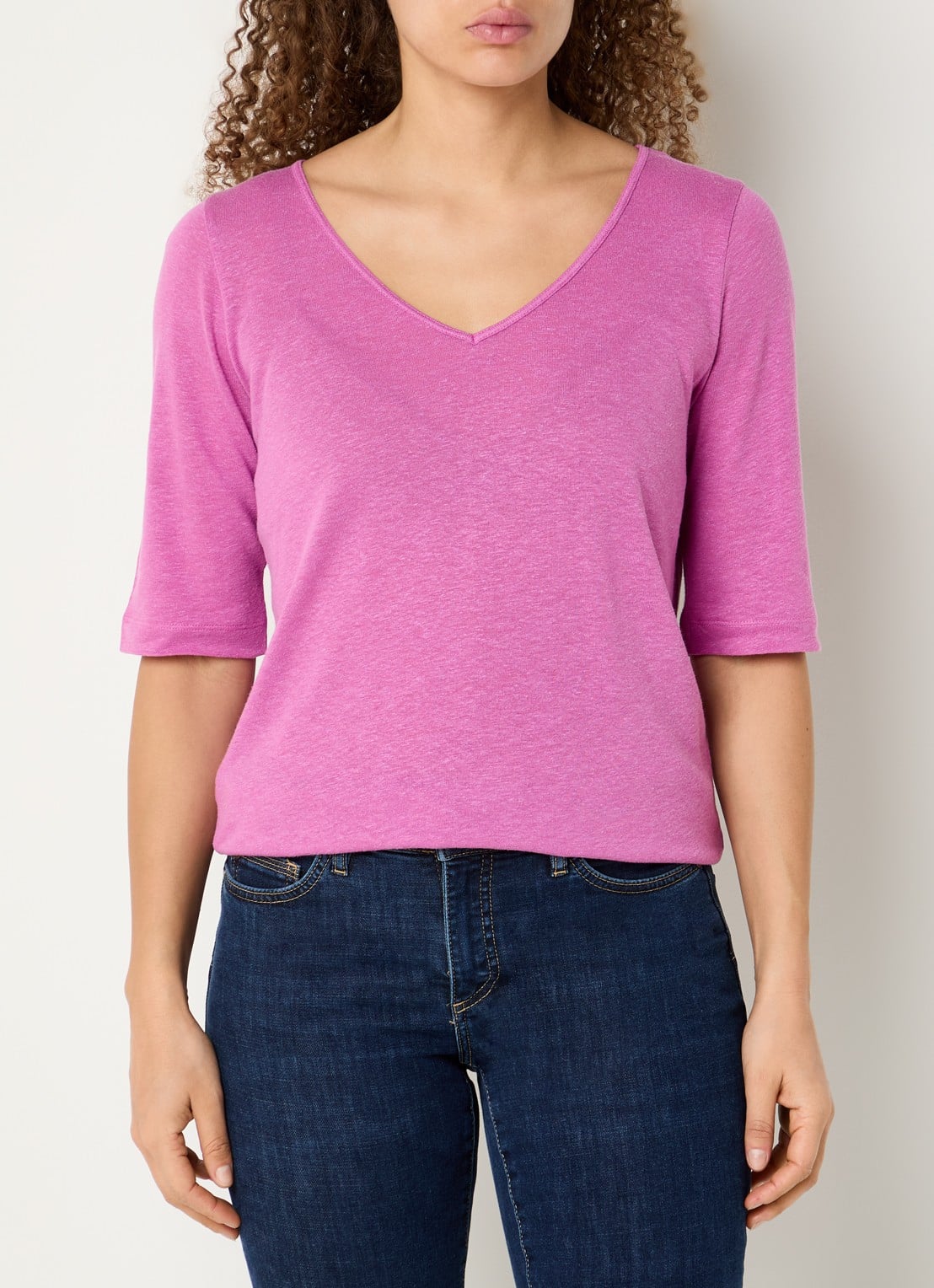 Claudia Sträter T-shirt in linnenblend met V-hals - detail 2 roze