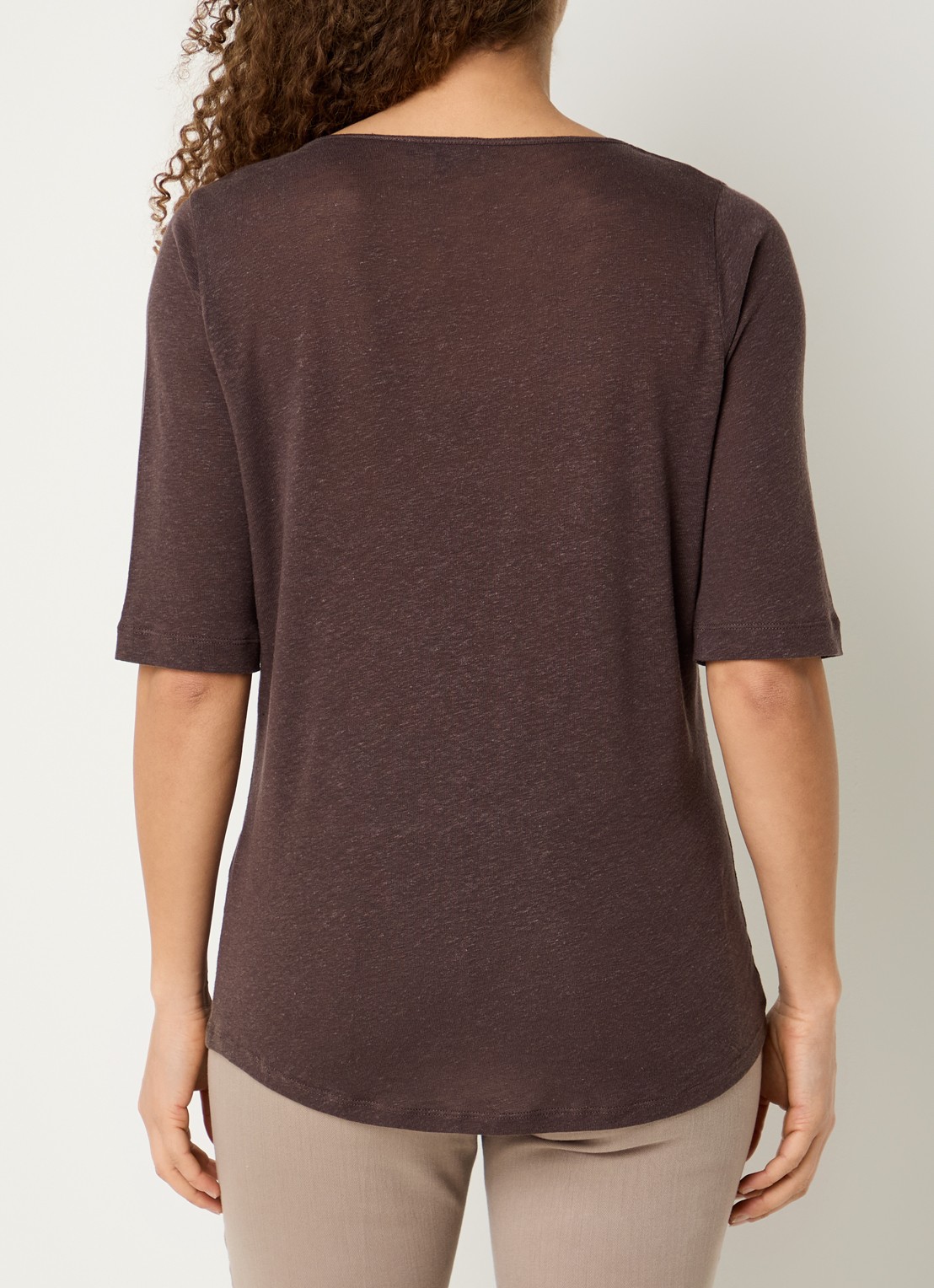 Claudia Sträter T-shirt in linnenblend met V-hals - achterkant 2 donkerbruin