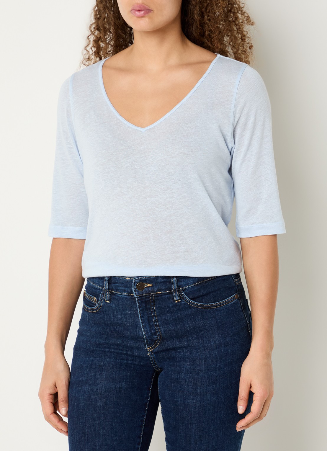 Claudia Sträter T-shirt in linnenblend met V-hals - detail lichtblauw