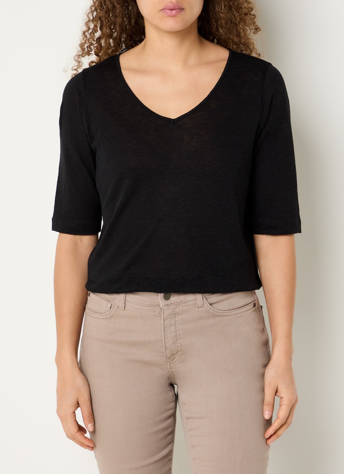 Claudia Sträter T-shirt in linnenblend met V-hals - detail 2 zwart