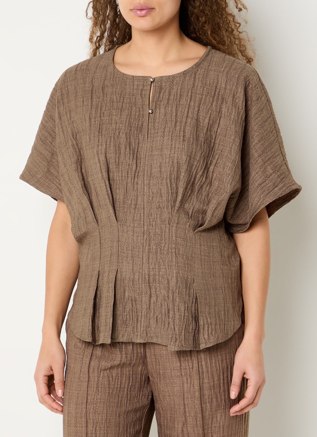 Claudia Sträter Tuniek met structuur en vlindermouw - detail 4 hazelnootbruin