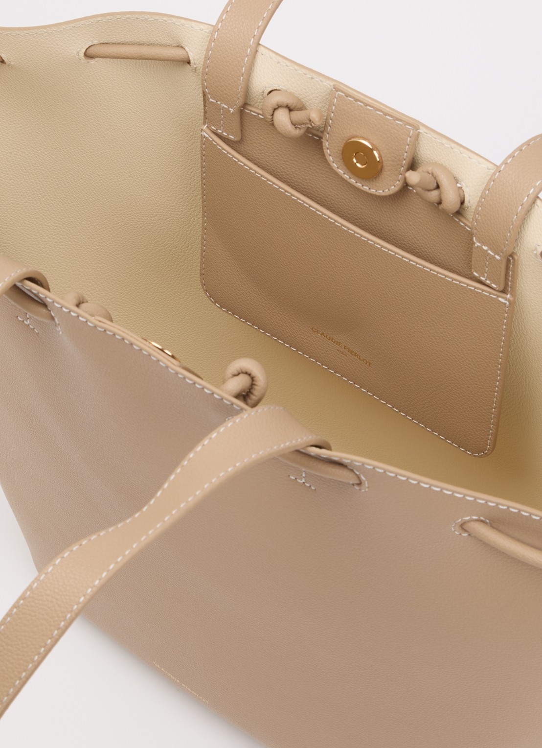 Claudie Pierlot Alban schoudertas van kalfsleer - detail beige