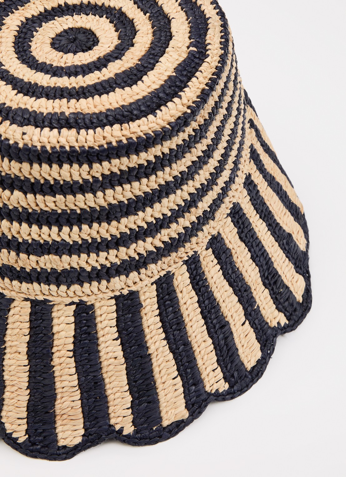 Claudie Pierlot Amelio bucket hoed van raffia met streepprint - detail 2 beige