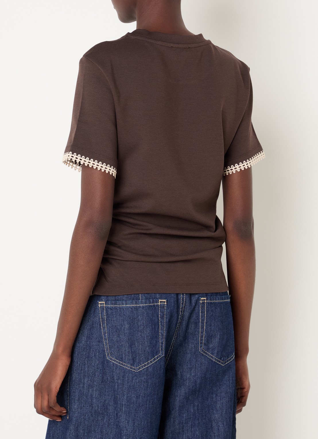 Claudie Pierlot Asymmetrisch T-shirt met borduring en plooidetail - achterkant hazelnootbruin