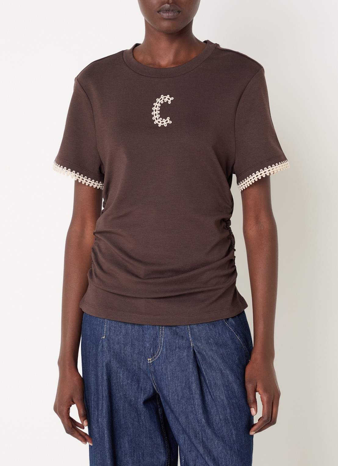 Claudie Pierlot Asymmetrisch T-shirt met borduring en plooidetail - detail 2 hazelnootbruin