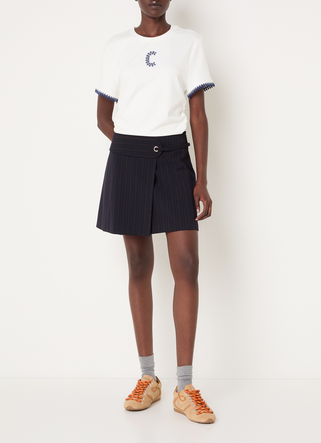 Claudie Pierlot Asymmetrisch T-shirt met borduring en plooidetail - voorkant 2 gebroken wit