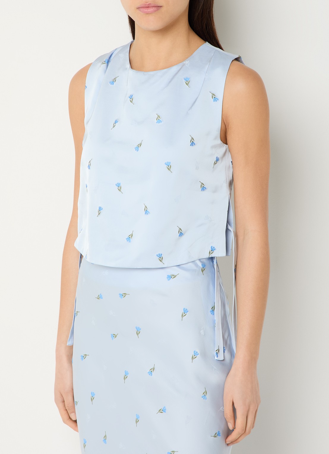 Claudie Pierlot Betsy mouwloze top van satijn met bloemborduring - detail 4 lichtblauw