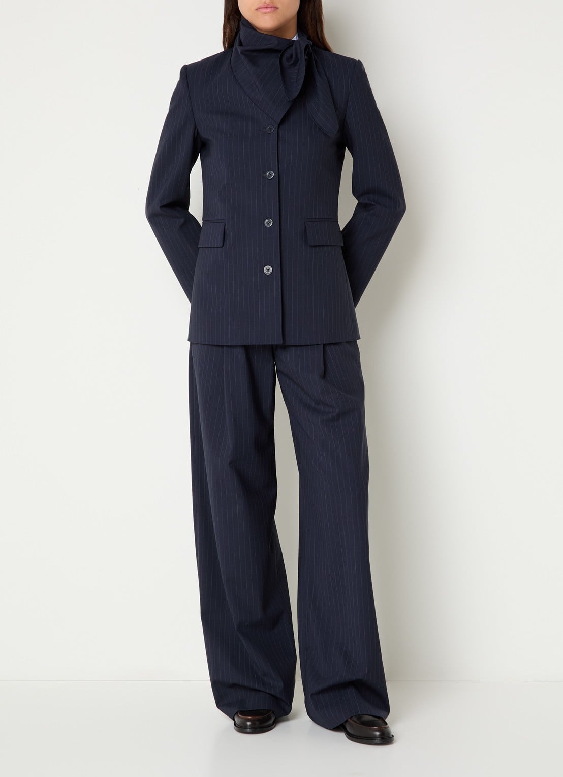 Claudie Pierlot Blazer in wolblend met krijtstreep en sjaalkraag - voorkant 2 donkerblauw