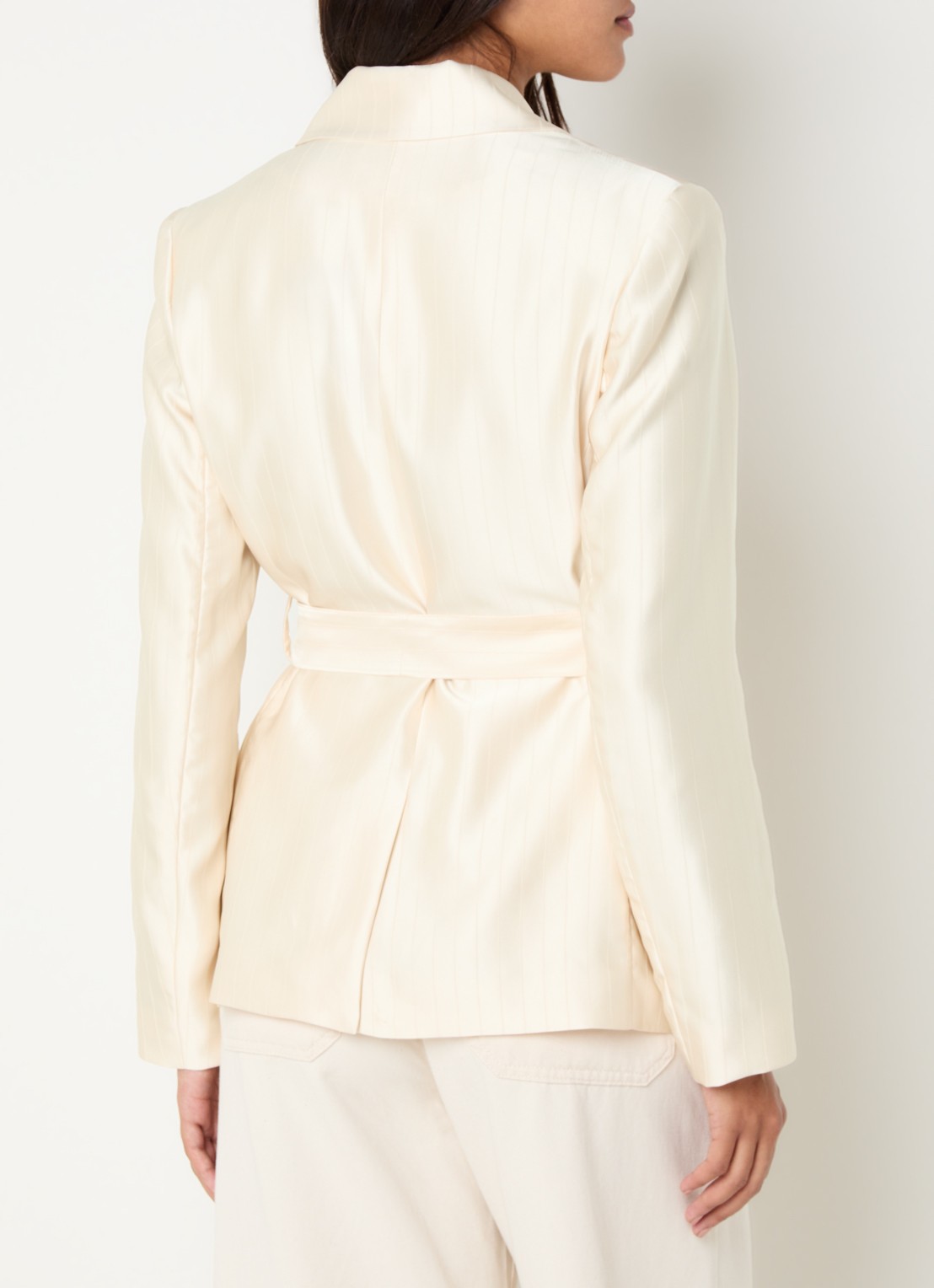 Claudie Pierlot Blazer van satijn met ceintuur - achterkant 2 vanillegeel