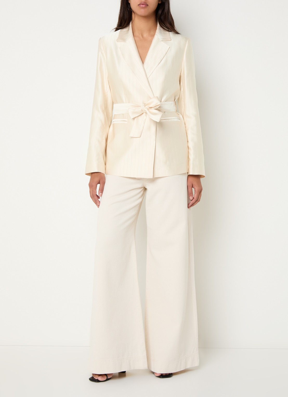 Claudie Pierlot Blazer van satijn met ceintuur - voorkant 4 vanillegeel