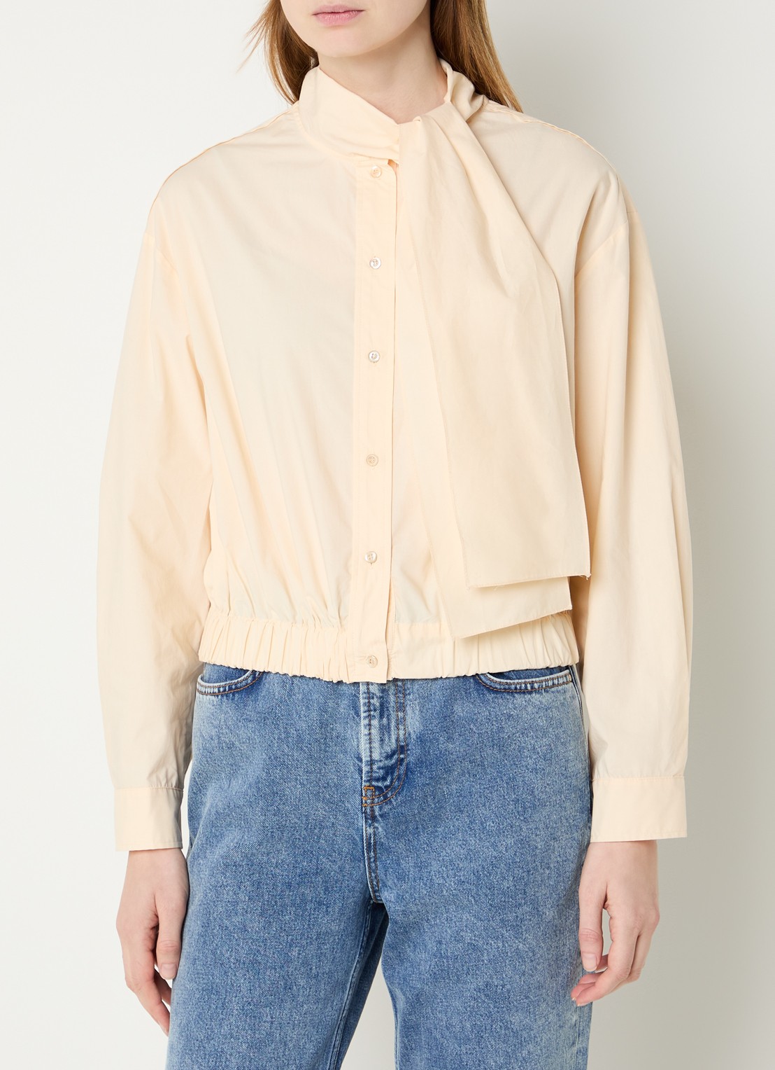 Claudie Pierlot Cally cropped blouse met sjaalkraag - detail vanillegeel