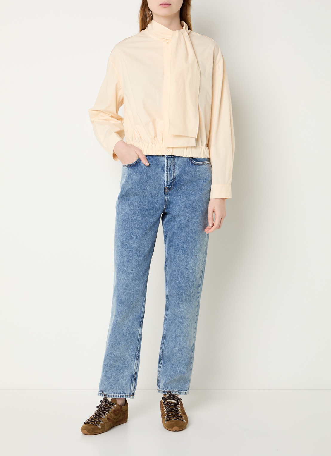 Claudie Pierlot Cally cropped blouse met sjaalkraag - voorkant 3 vanillegeel