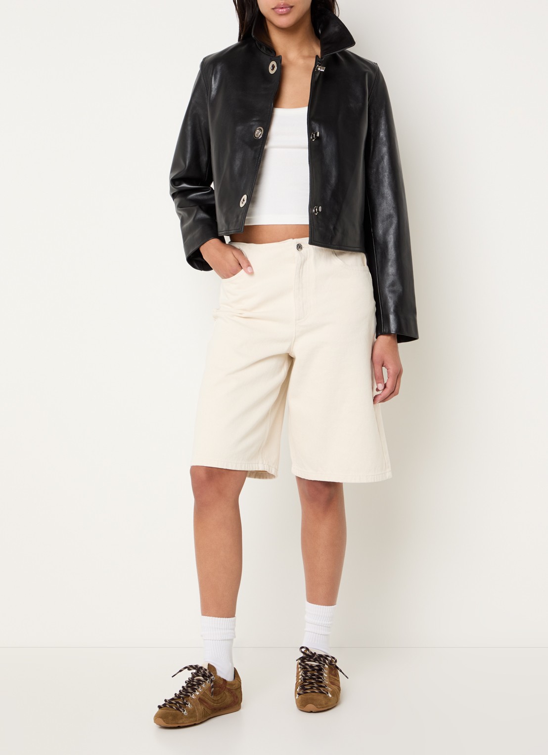 Claudie Pierlot Carlita cropped jack van lamsleer met steekzakken - voorkant 2 zwart