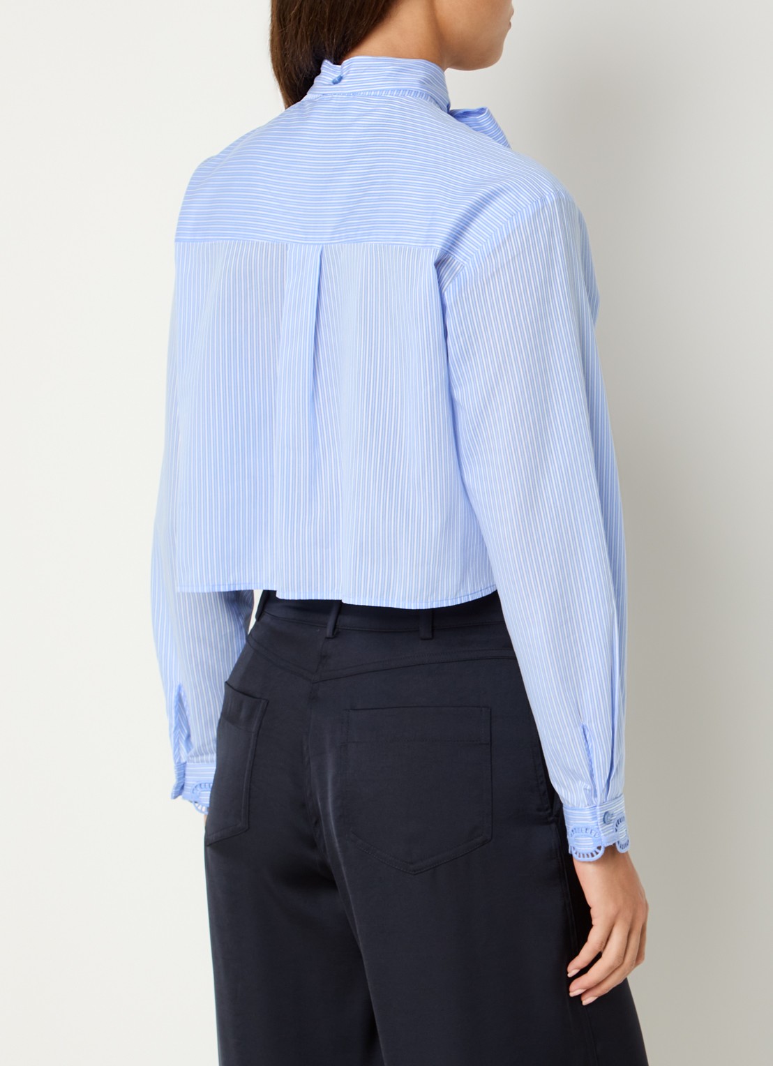 Claudie Pierlot Carmita blouse met streepprint en sjaalkraag - achterkant 3 lichtblauw