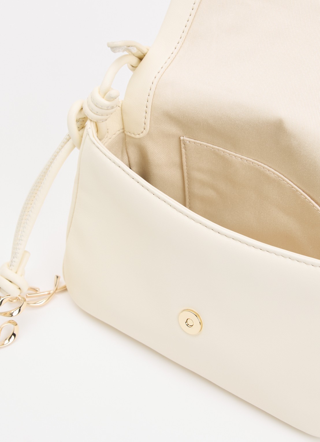 Claudie Pierlot Crossbodytas van lamsleer met logo  - detail 3 ivoor