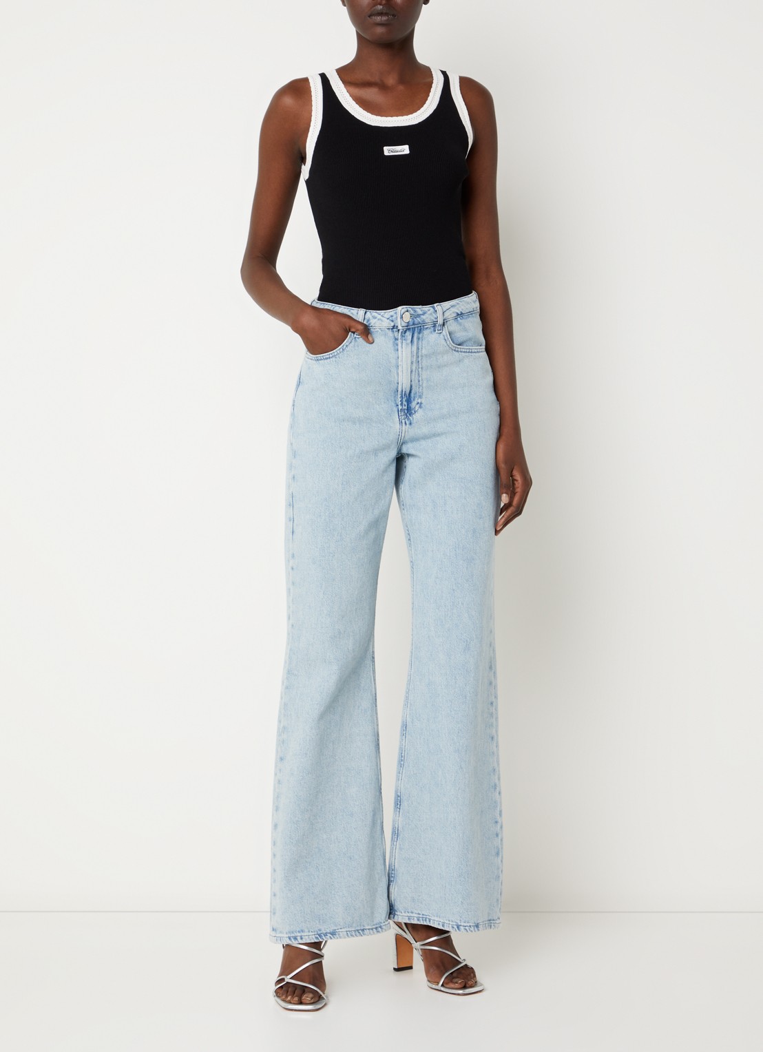 Claudie Pierlot Doriane high waist wide leg jeans met lichte wassing en steekzakken - voorkant 3 lichtblauw