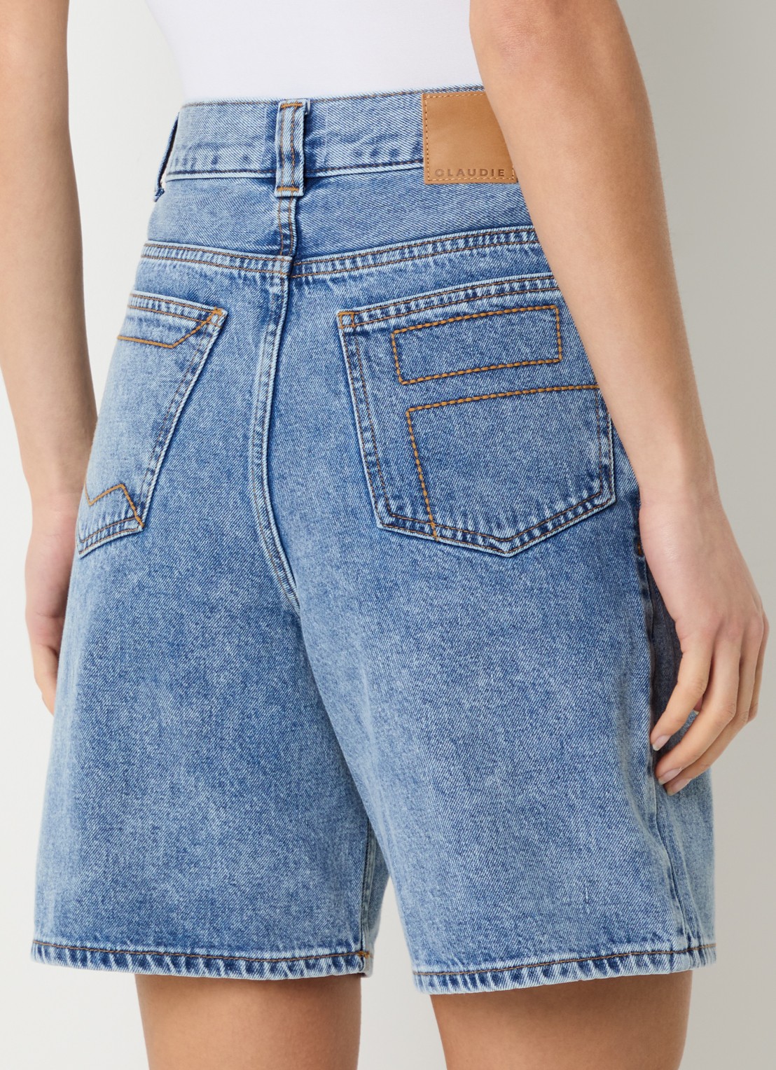 Claudie Pierlot Elona high waist loose fit korte broek met medium wassing - achterkant 3 indigo