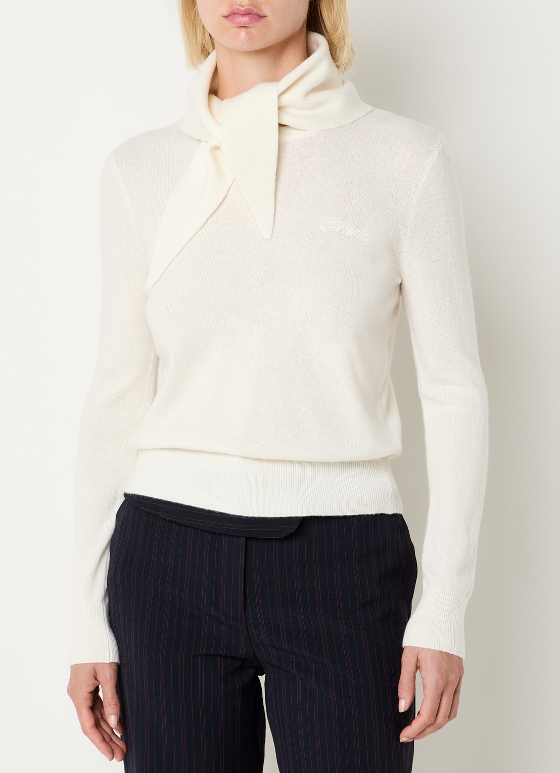 Claudie Pierlot Fijngebreide trui in kasjmierblend met sjaalkraag - detail gebroken wit