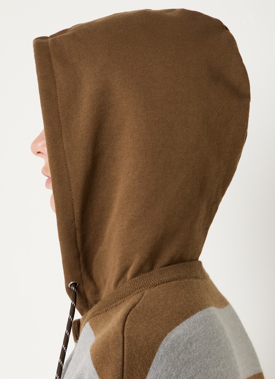 Claudie Pierlot Fijngebreide trui in wolblend met capuchon en streepprint - detail 4 bruin