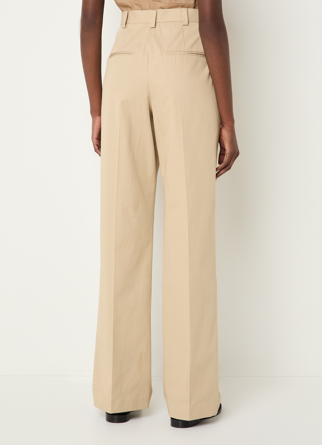 Claudie Pierlot High waist loose fit chino met paspelzakken - achterkant 2 donkerbeige