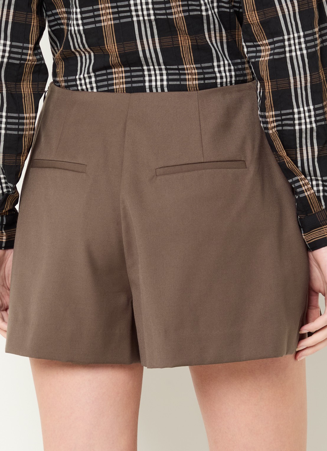 Claudie Pierlot High waist straight fit korte broek in wolblend met plooien - achterkant 2 bruin
