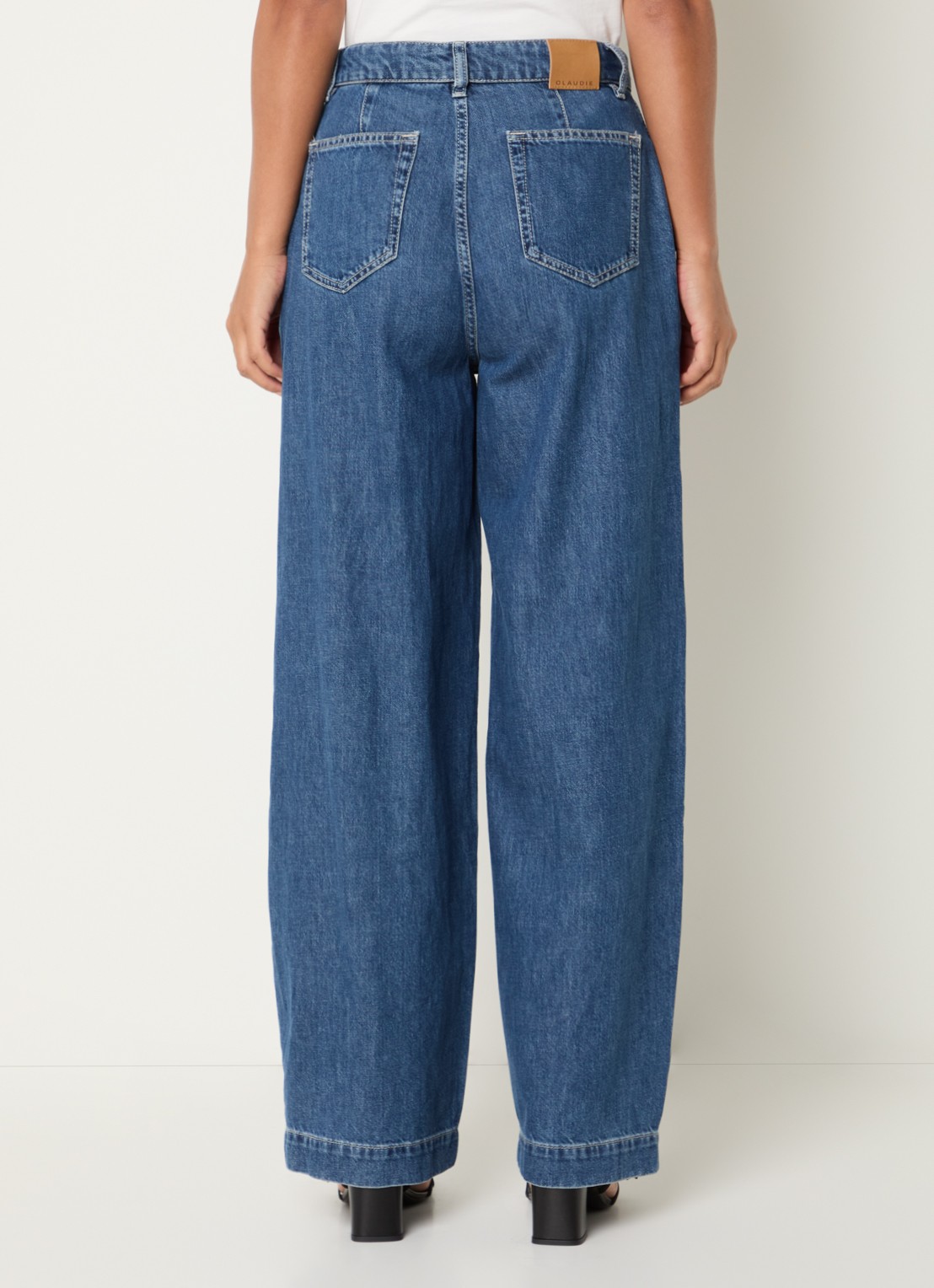 Claudie Pierlot High waist wide fit jeans met medium wassing en ceintuur - achterkant 2 indigo