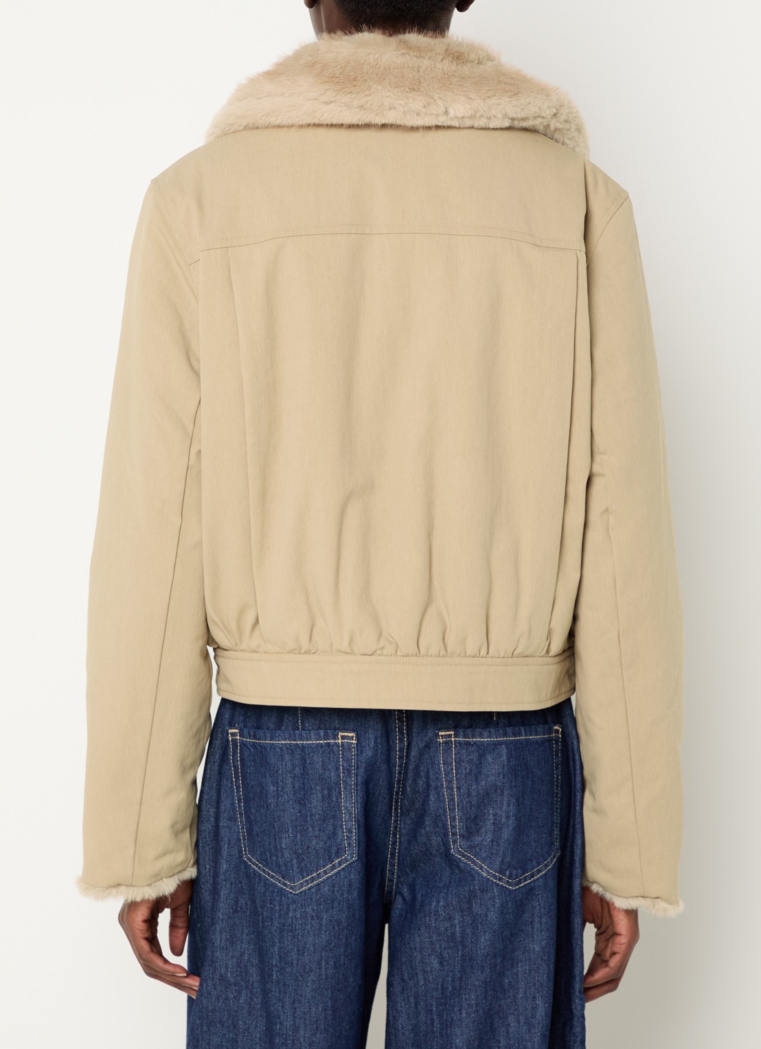 Claudie Pierlot Jack met imitatiebont en steekzakken - achterkant beige