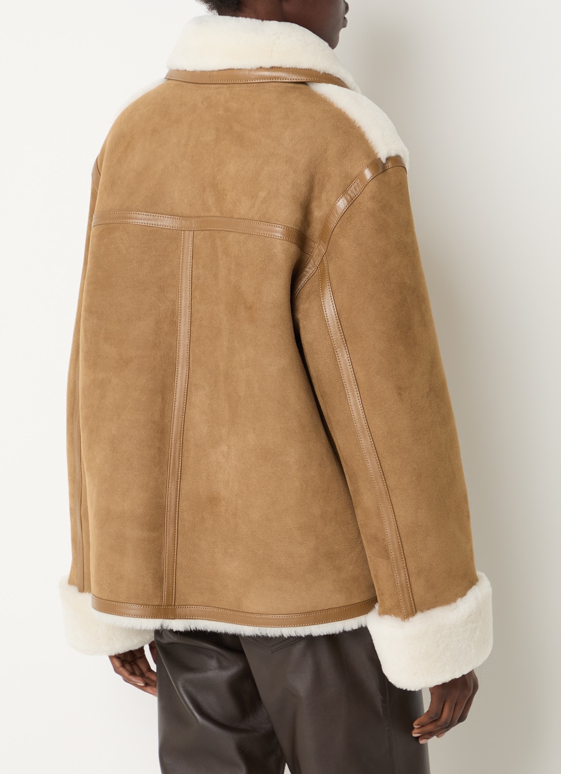 Claudie Pierlot Lammy coat van schapensuède met opgestikte zakken - achterkant camel