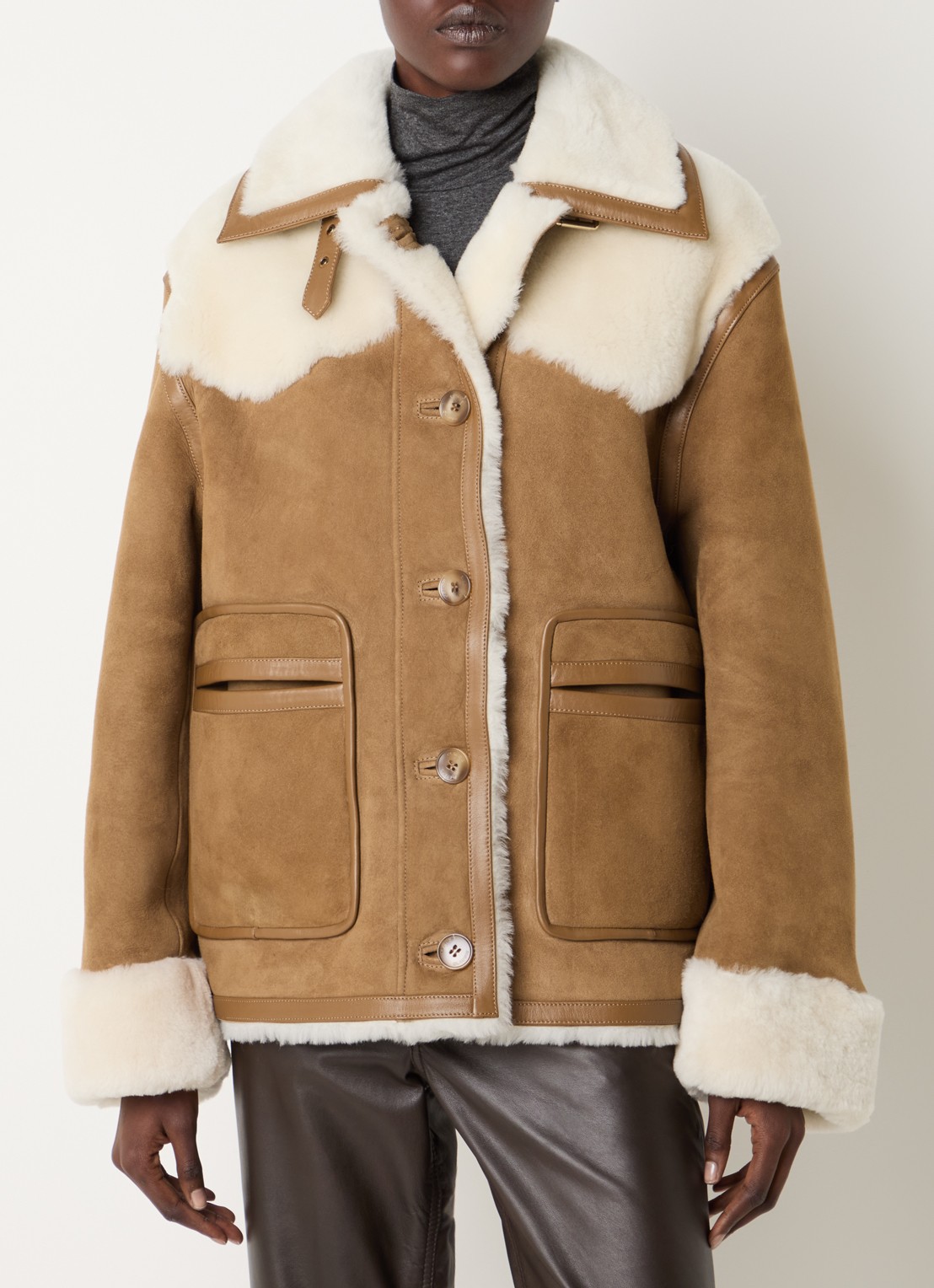 Claudie Pierlot Lammy coat van schapensuède met opgestikte zakken - detail 4 camel