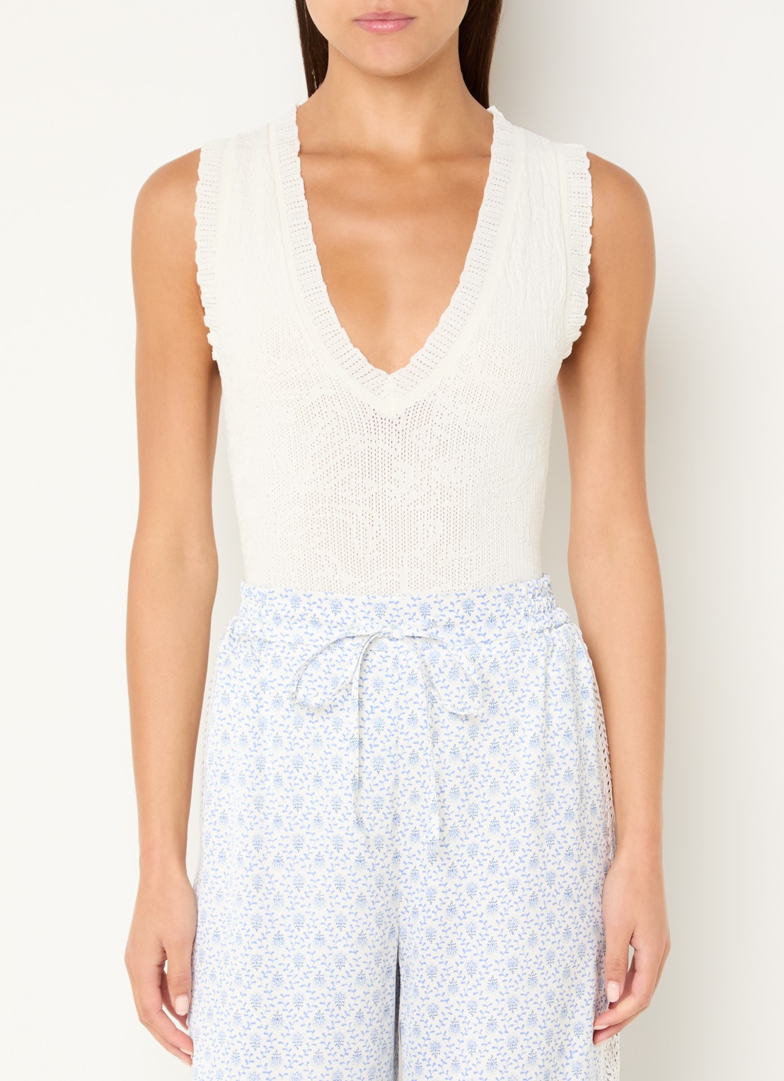 Claudie Pierlot Maellia grofgebreide body top met V-hals - detail 2 gebroken wit