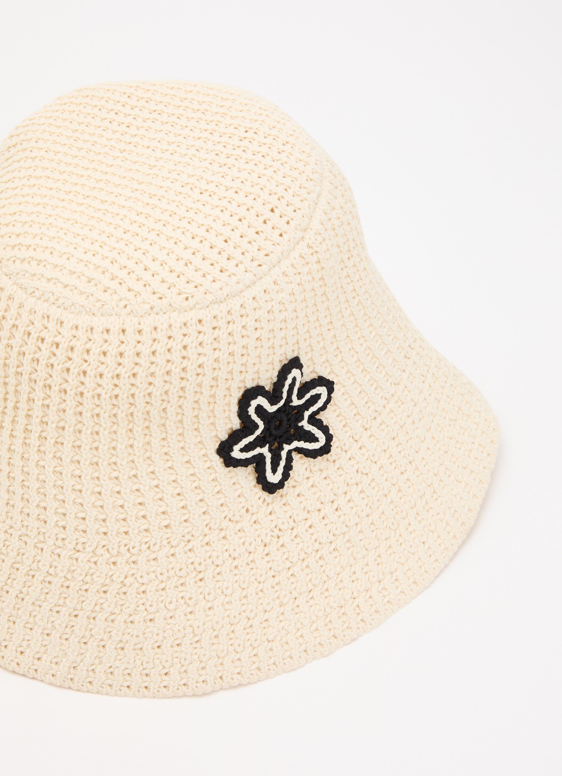 Claudie Pierlot Maiwen bucket hoed van crochet - detail 2 ivoor