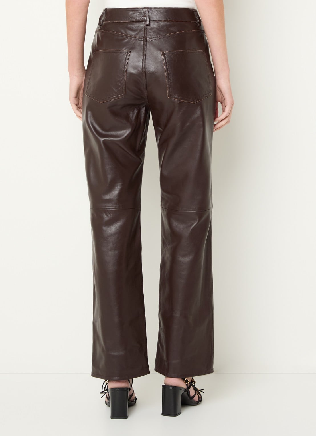 Claudie Pierlot Mid waist straight fit broek van lamsleer met steekzakken - achterkant 4 donkerbruin