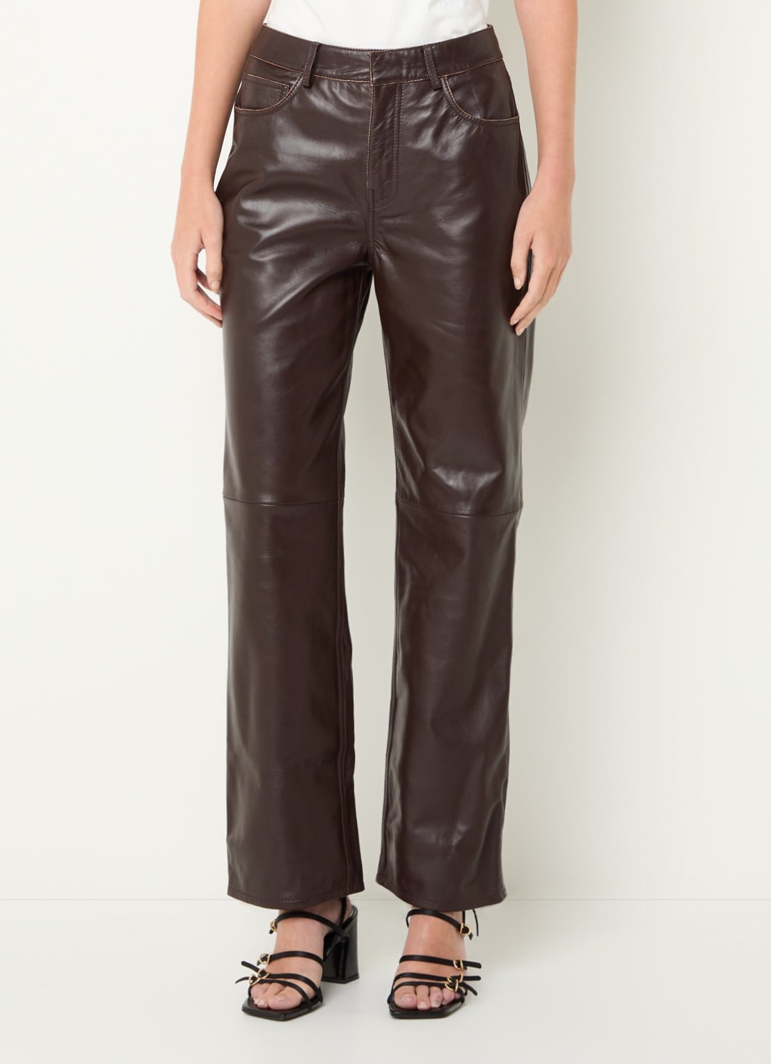 Claudie Pierlot Mid waist straight fit broek van lamsleer met steekzakken - detail donkerbruin