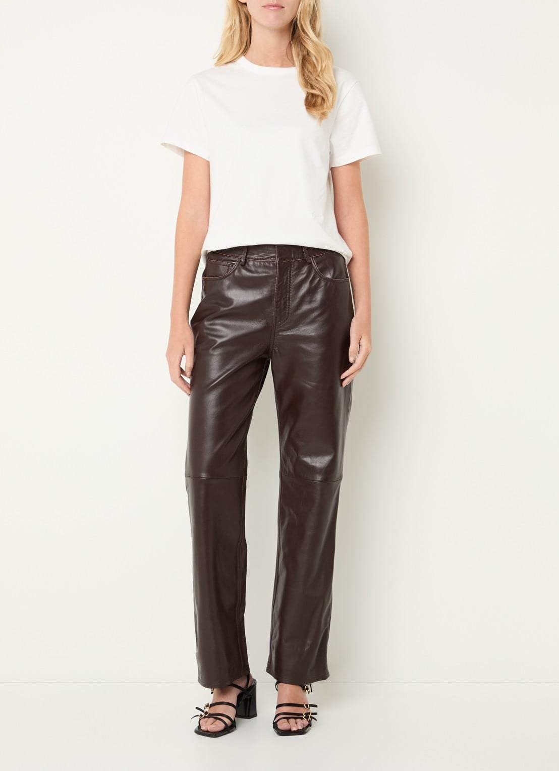 Claudie Pierlot Mid waist straight fit broek van lamsleer met steekzakken - voorkant 3 donkerbruin