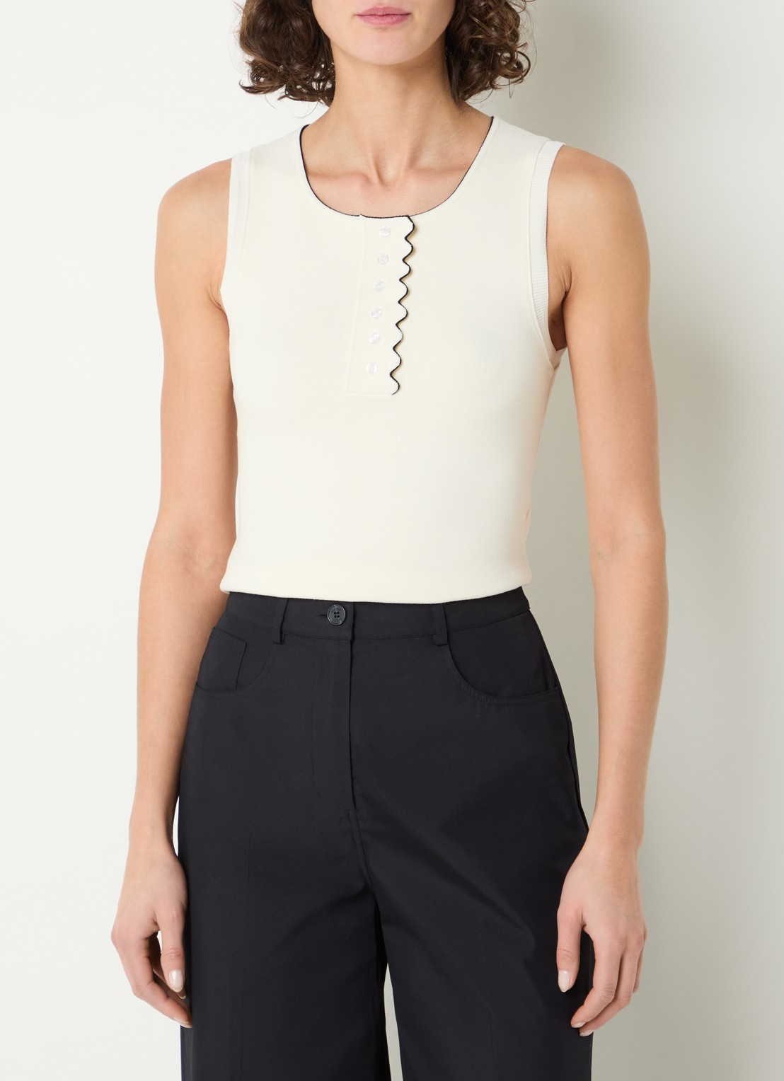 Claudie Pierlot Minata fijngebreide top met sierknopen - detail 2 gebroken wit