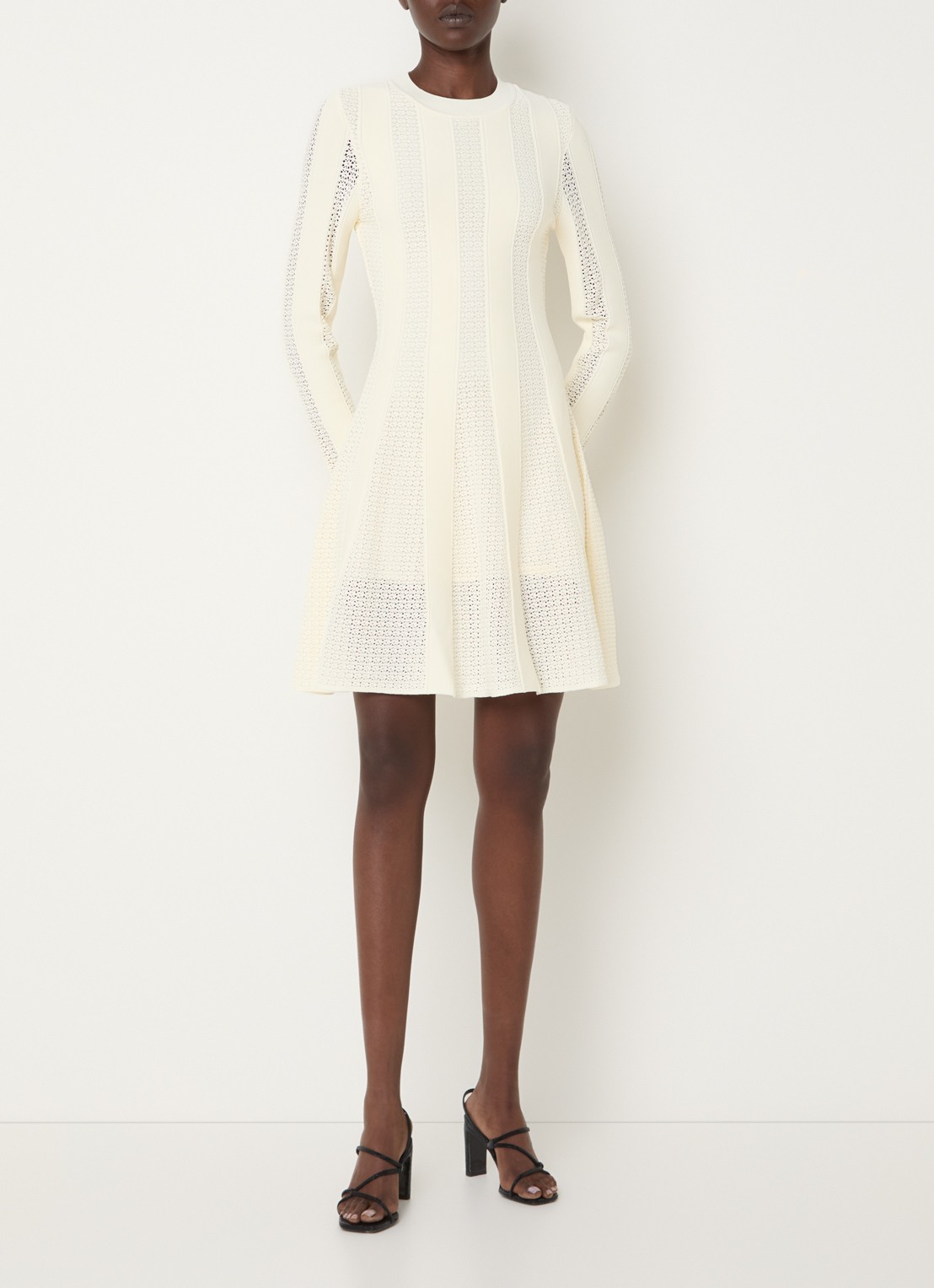 Claudie Pierlot Multico fijngebreide mini jurk met ingebreid patroon - voorkant 3 gebroken wit