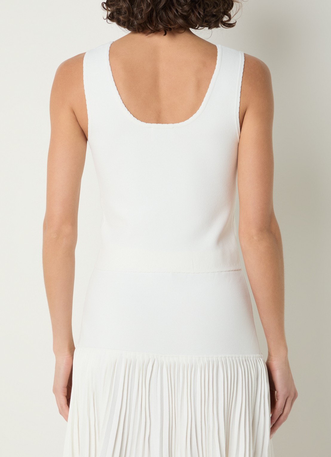 Claudie Pierlot Musia fijngebreide cropped tanktop - achterkant gebroken wit