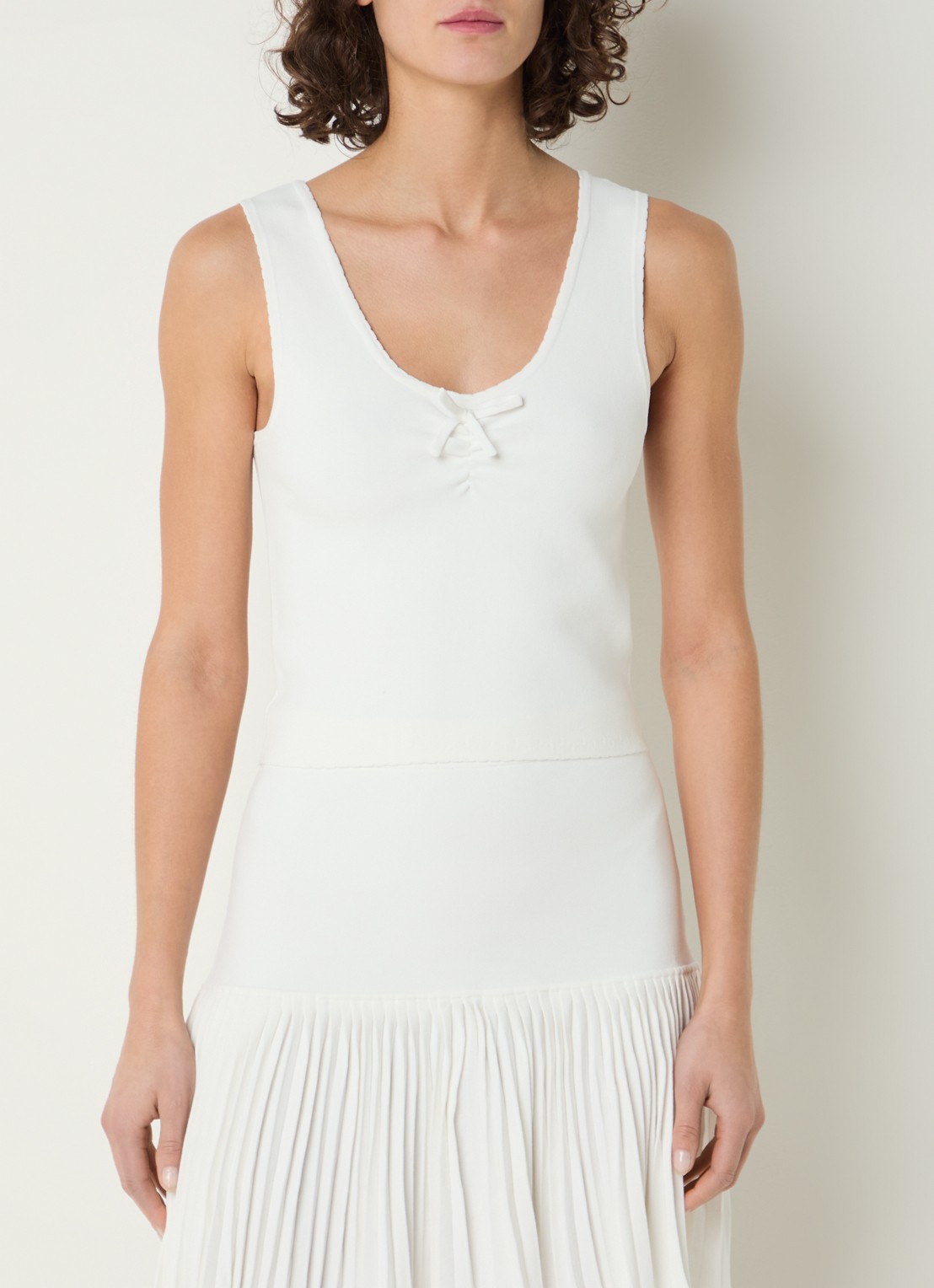 Claudie Pierlot Musia fijngebreide cropped tanktop - detail 4 gebroken wit