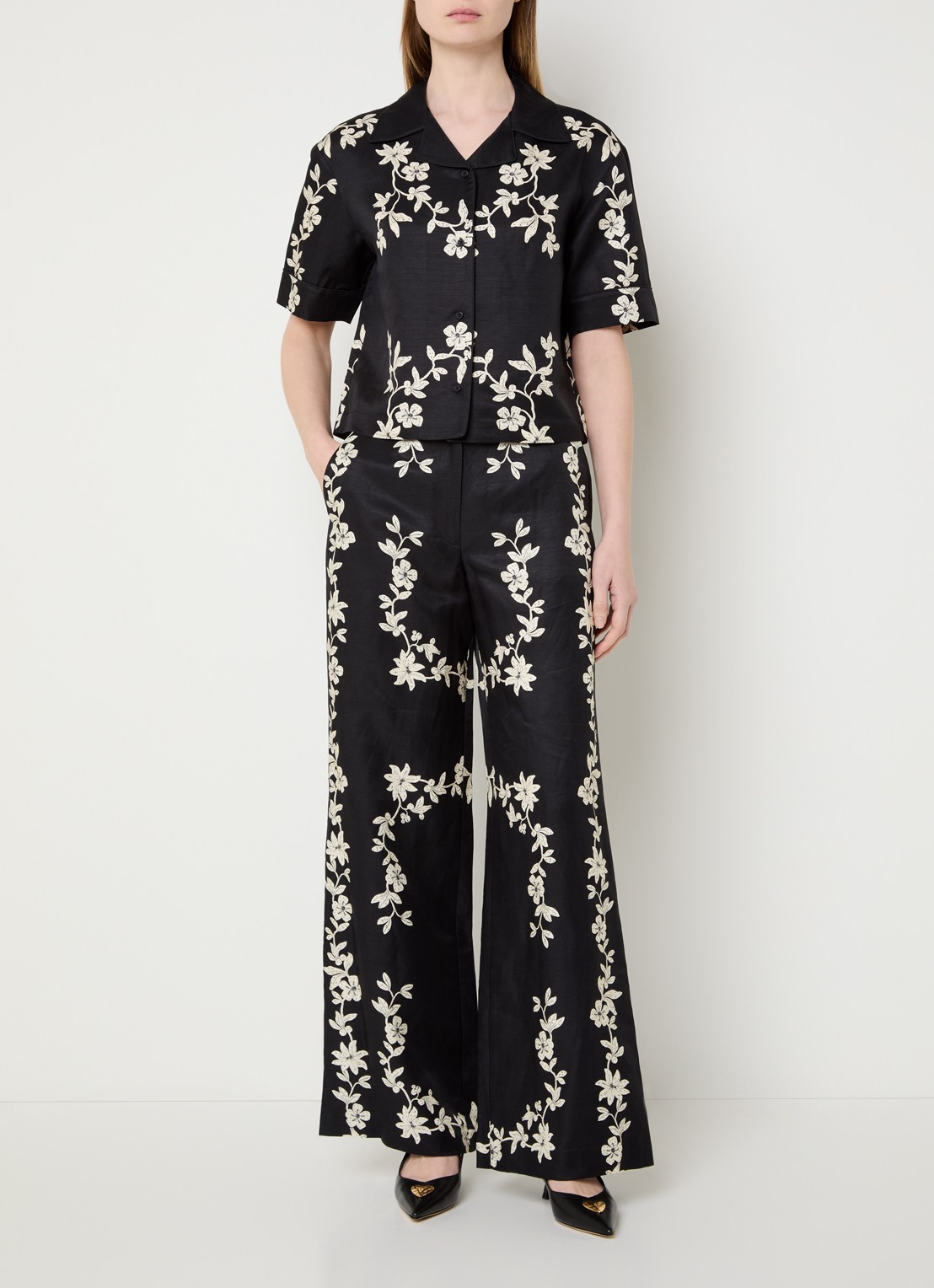 Claudie Pierlot Paulafleur high waist wide fit pantalon in linnenblend met bloemenprint - voorkant 2 zwart