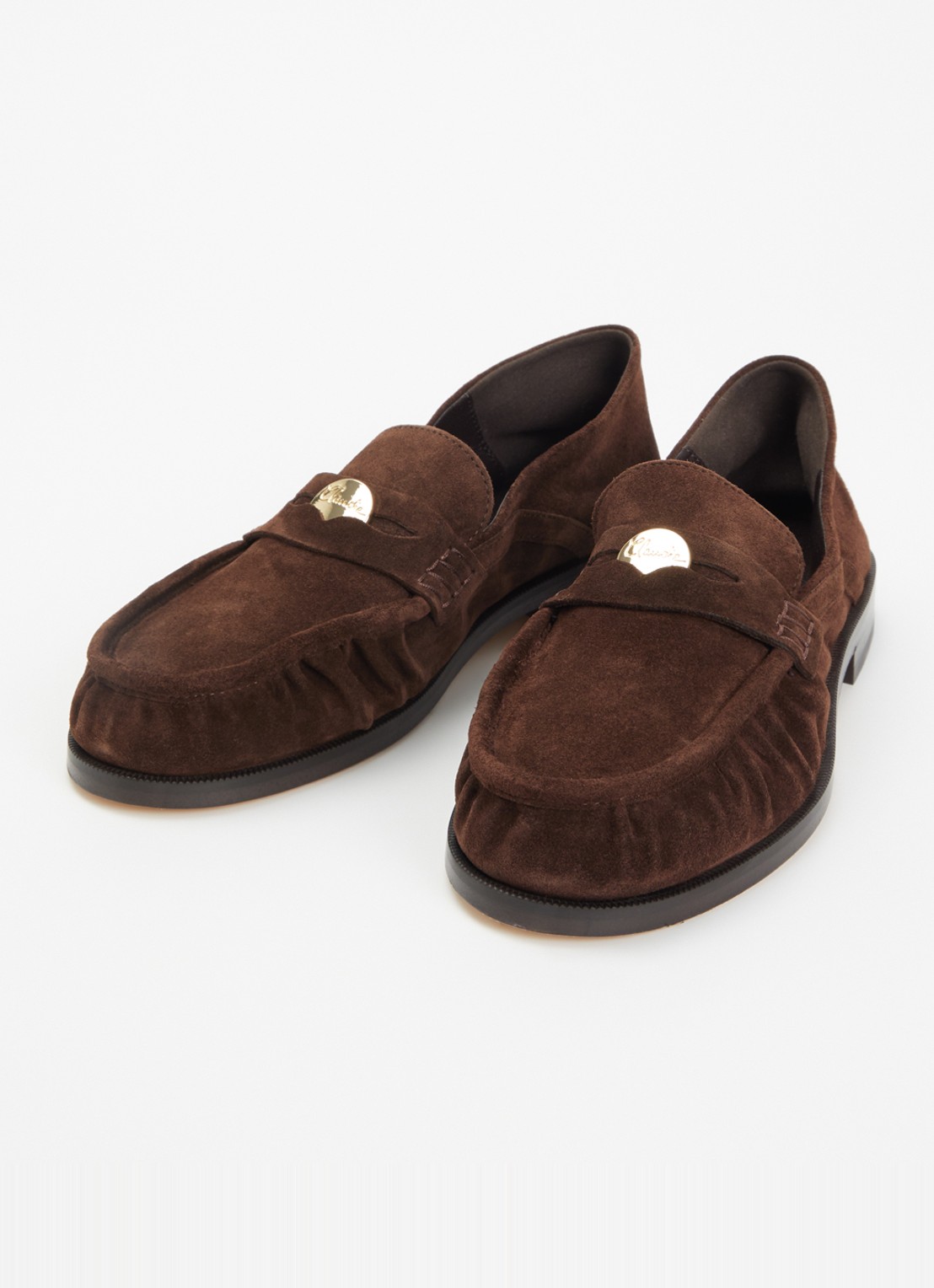 Claudie Pierlot Penny loafer van kalfssuède met logo - detail chocoladebruin