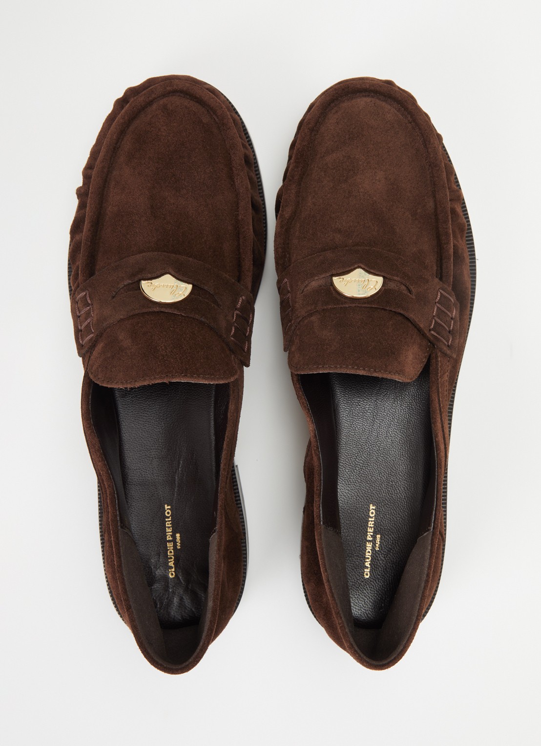 Claudie Pierlot Penny loafer van kalfssuède met logo - detail 2 chocoladebruin