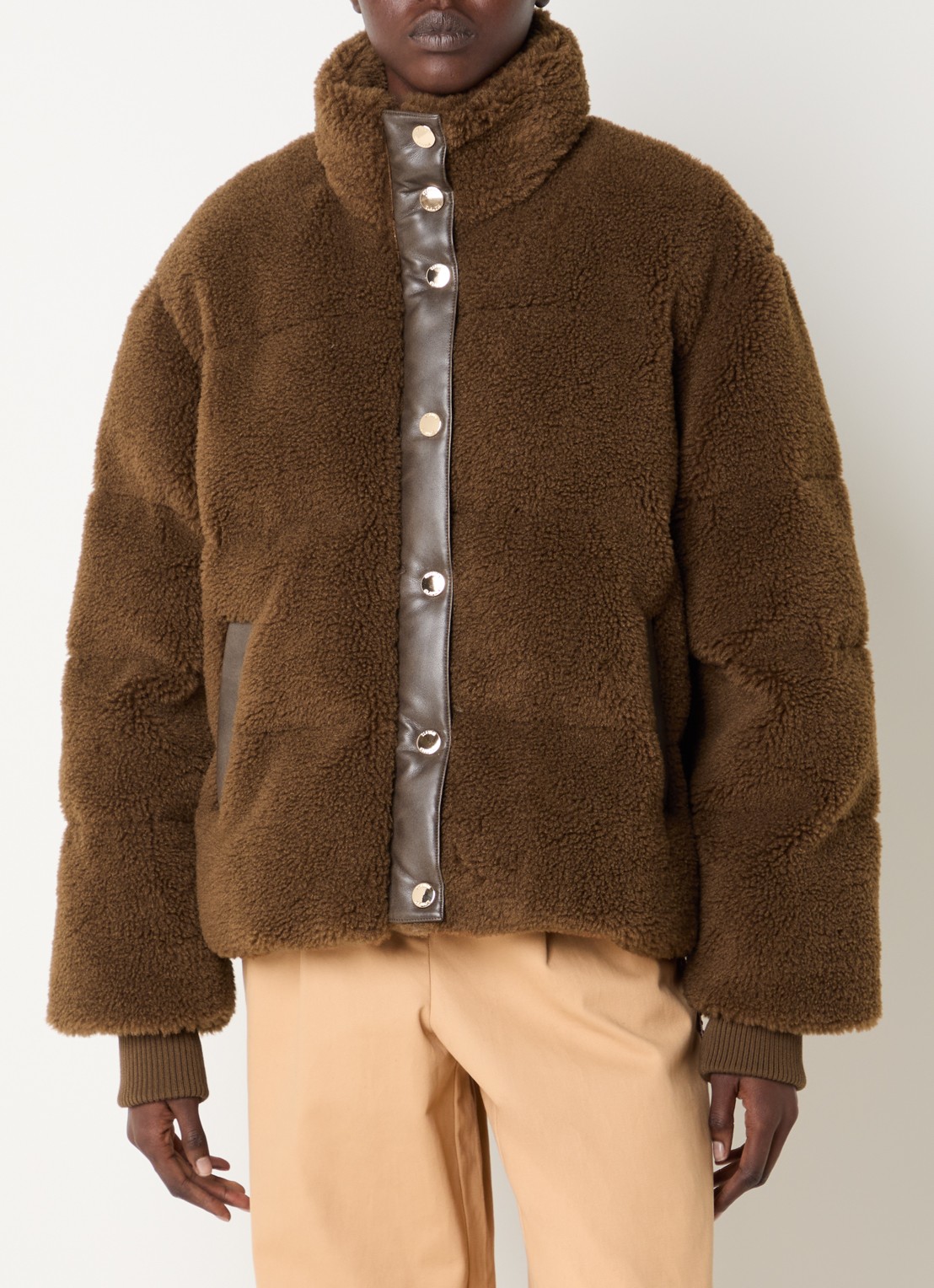 Claudie Pierlot Puffer jack van teddy met steekzakken - detail 2 bruin