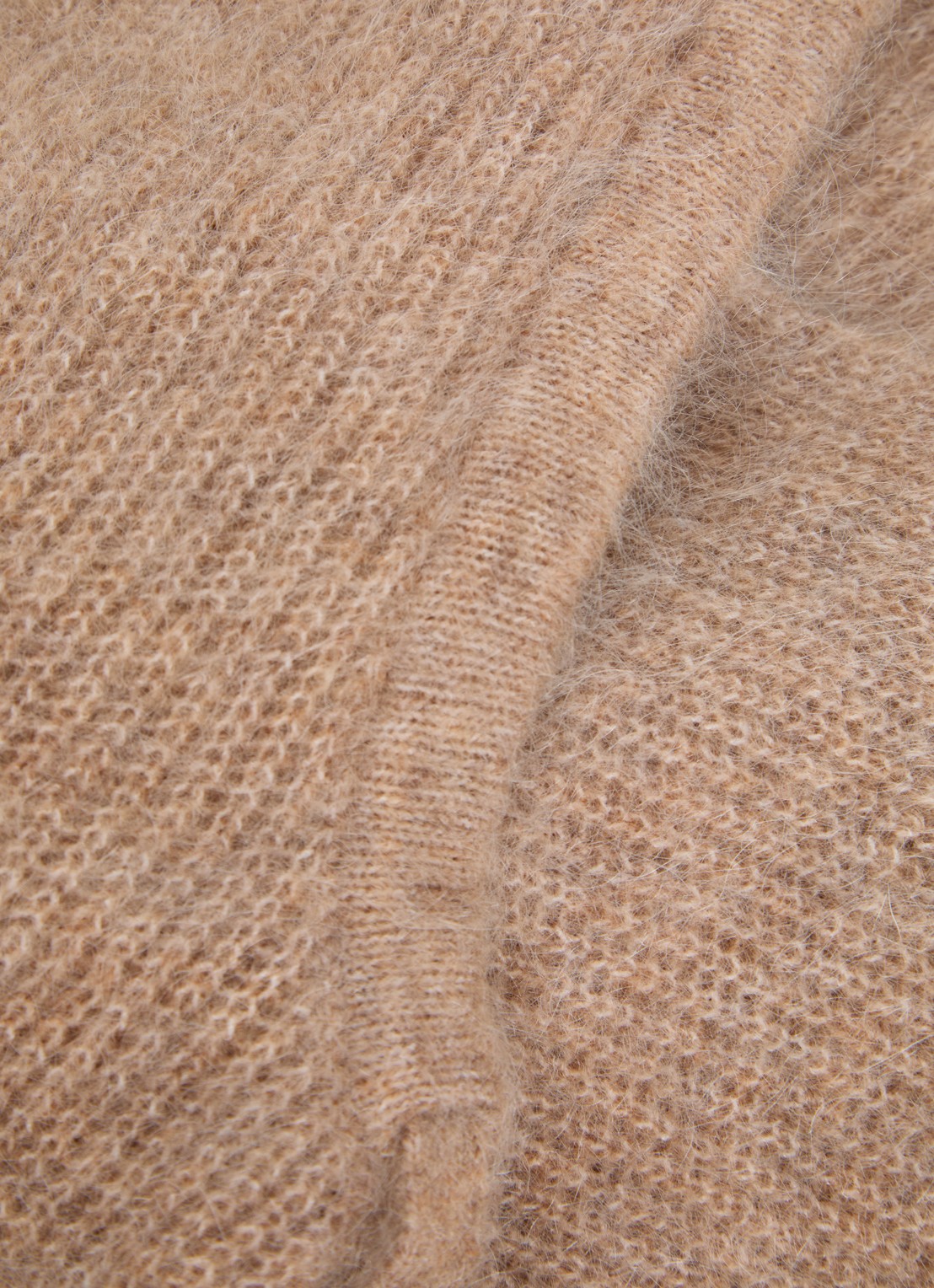 Claudie Pierlot Ribgebreide muts in wolblend  - detail zand