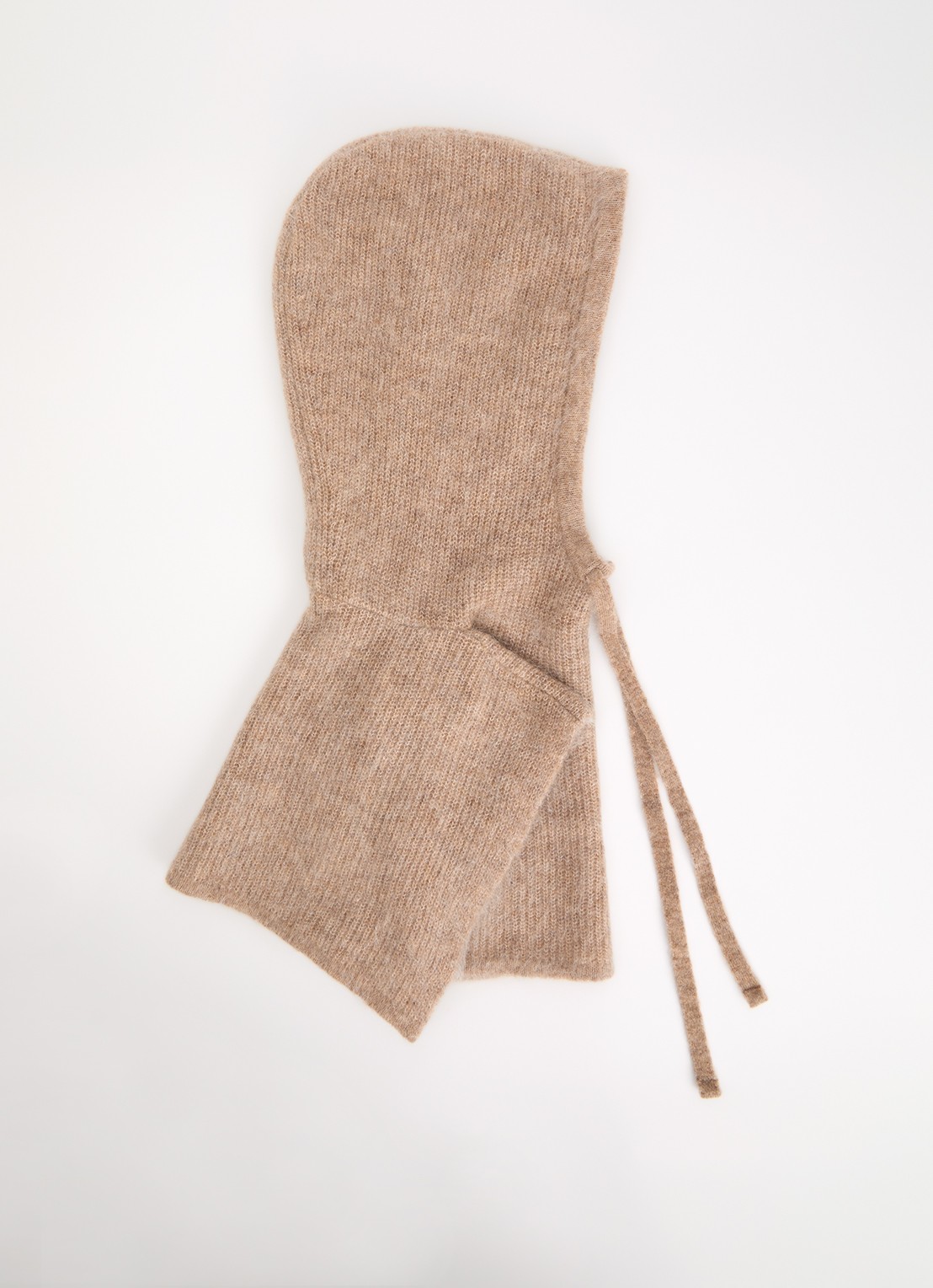 Claudie Pierlot Ribgebreide muts in wolblend  - voorkant 2 zand