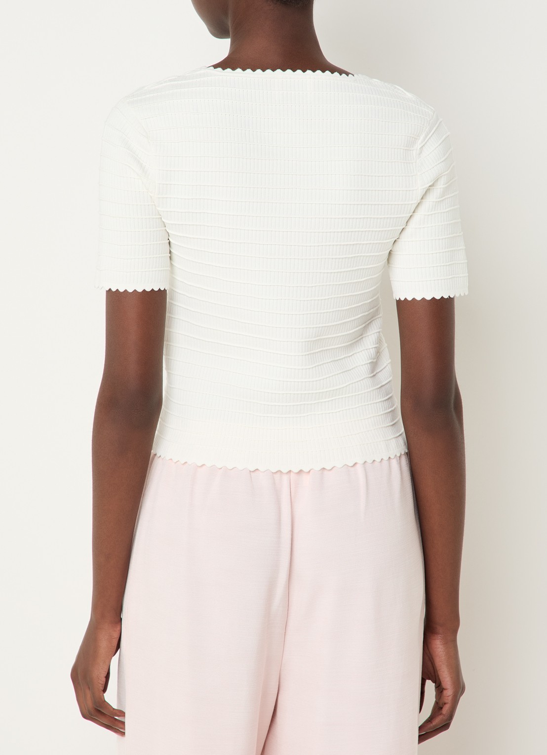 Claudie Pierlot Ribgebreide top met ronde hals en crochet - achterkant gebroken wit
